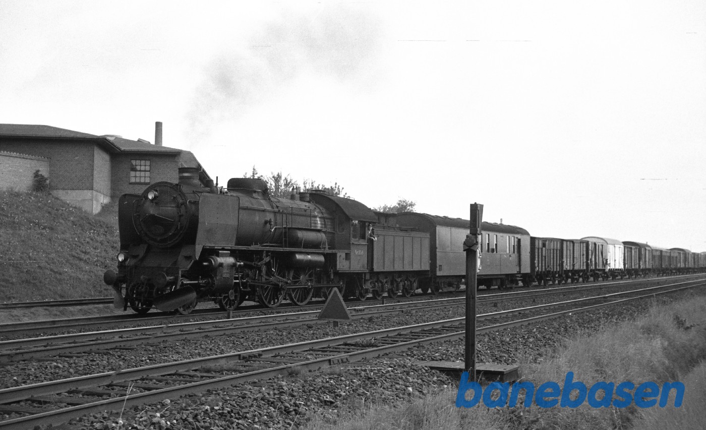 R 959 med godstog fra Fredericia under indkørsel R 959 med godstog fra Fredericia under indkørsel