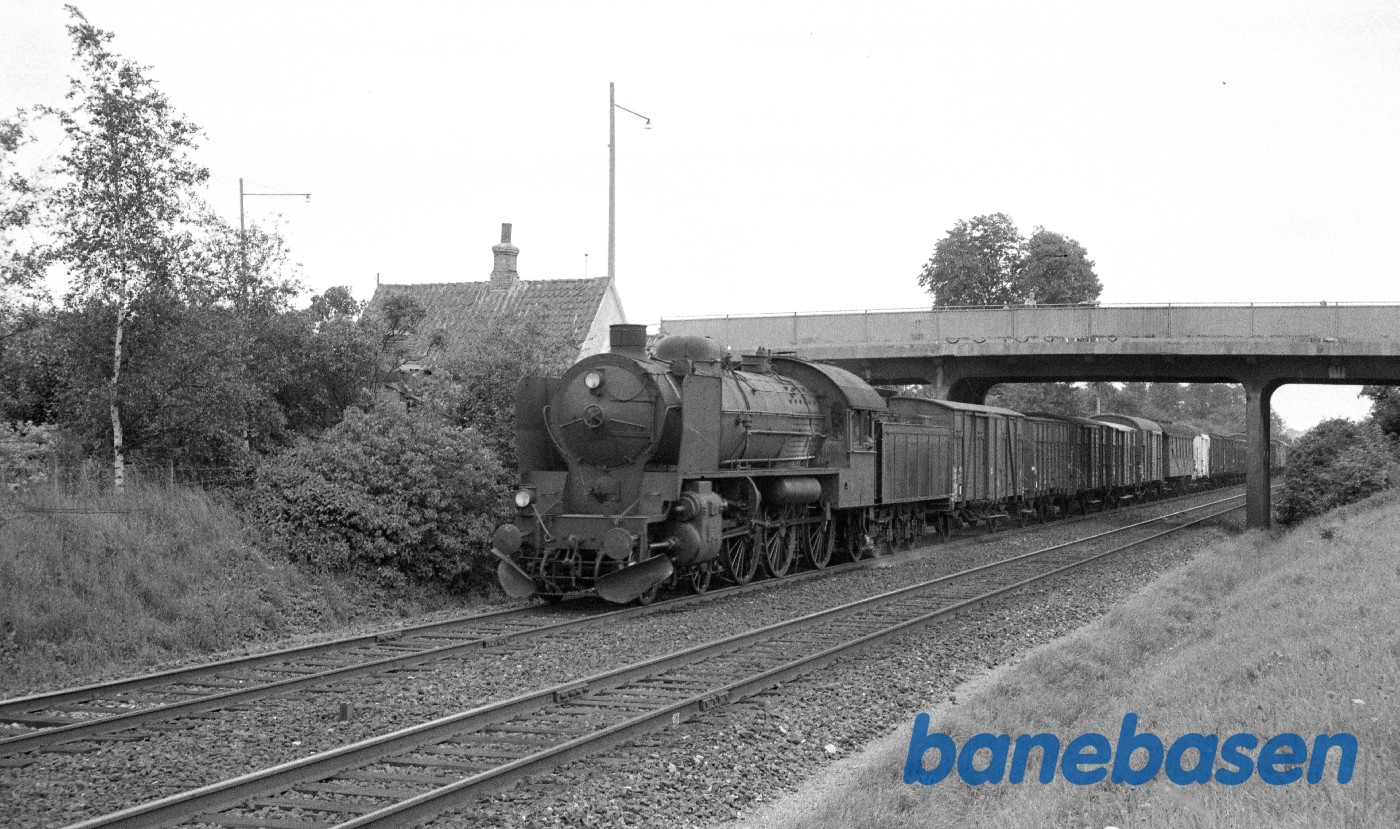 R-maskine med godstog fra Nyborg kort før Odense R-maskine med godstog fra Nyborg kort før Odense