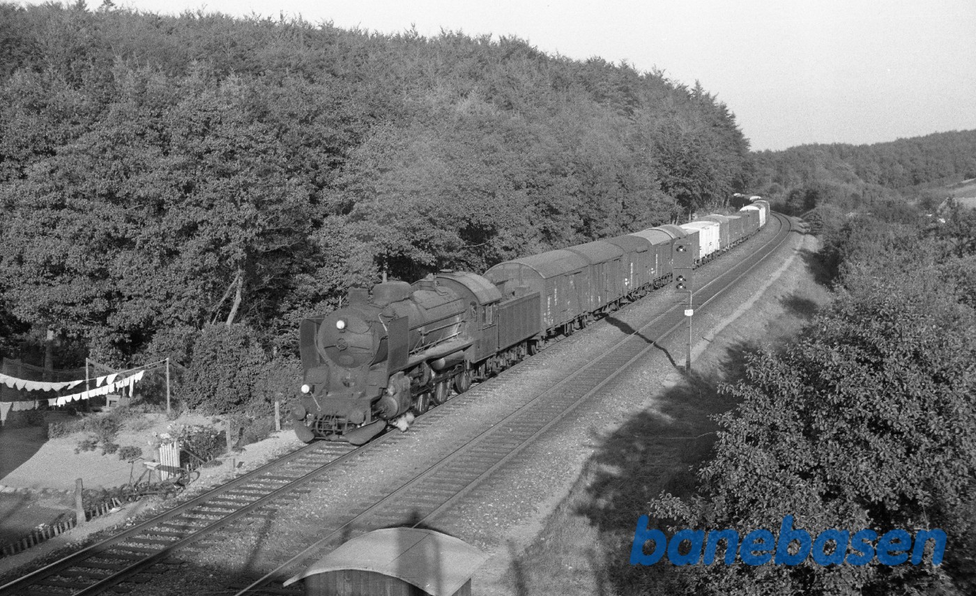 R-maskine med godstog til Fredericia ved Aarup R-maskine med godstog til Fredericia ved Aarup