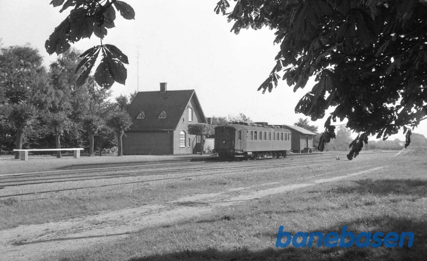 MD-motorvogn ved perron MD-motorvogn ved perron