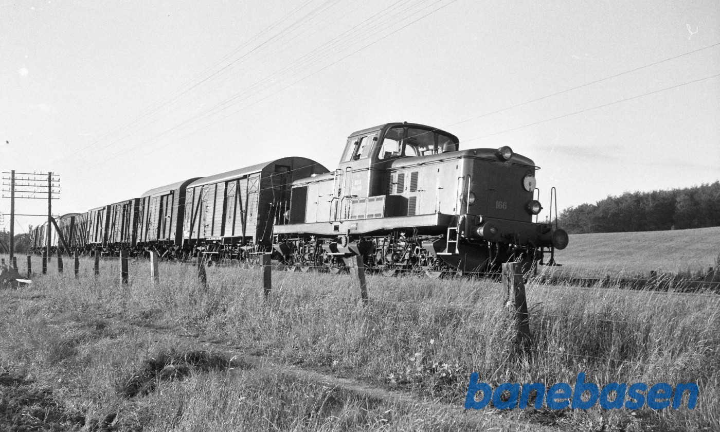 MT 166 med godstog fra Assens til Odense, kort efter Tommerup MT 166 med godstog fra Assens til Odense, kort efter Tommerup