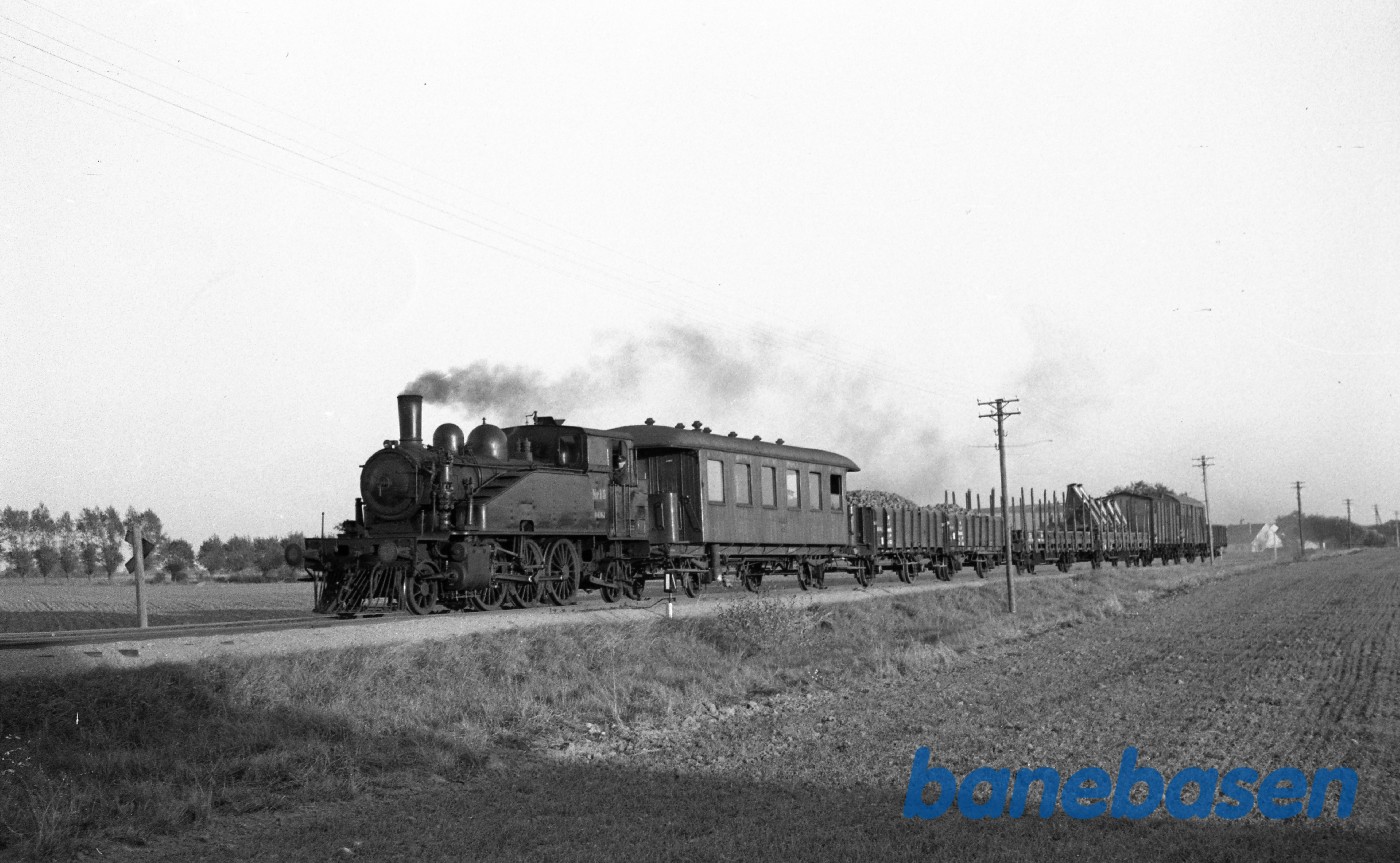 Damplokomotiv nr. 15 med godstog til Odense under indkørsel Damplokomotiv nr. 15 med godstog til Odense under indkørsel