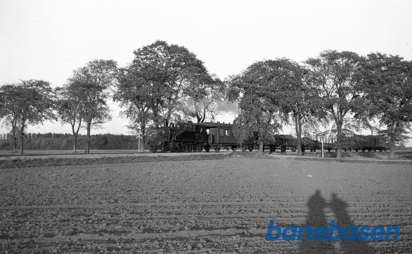 Damplokomotiv nr. 15 med godstog til Odense, kort efter Ladby Damplokomotiv nr. 15 med godstog til Odense, kort efter Ladby