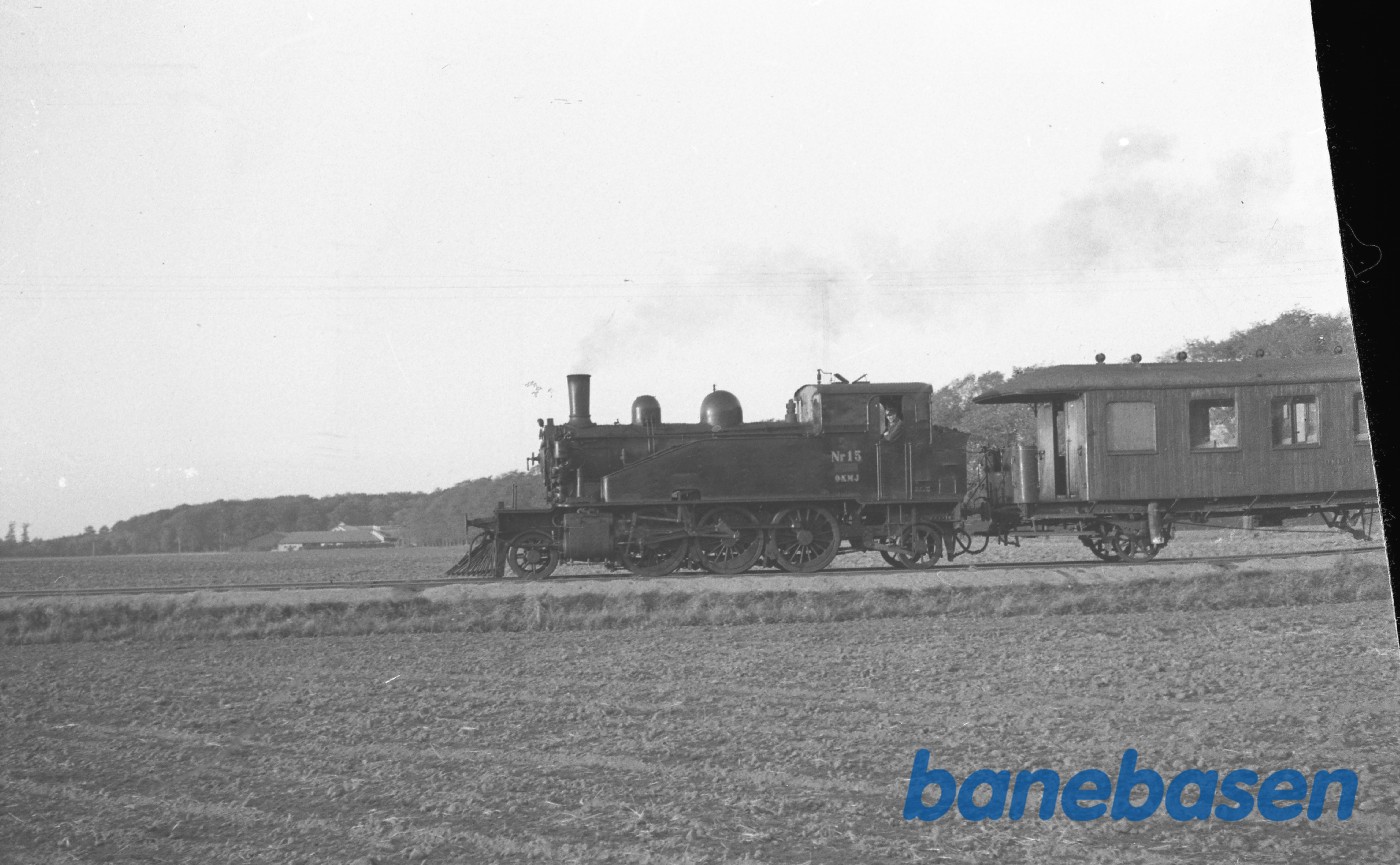 Damplokomotiv nr. 15 med godstog til Odense, kort efter Ladby Damplokomotiv nr. 15 med godstog til Odense, kort efter Ladby