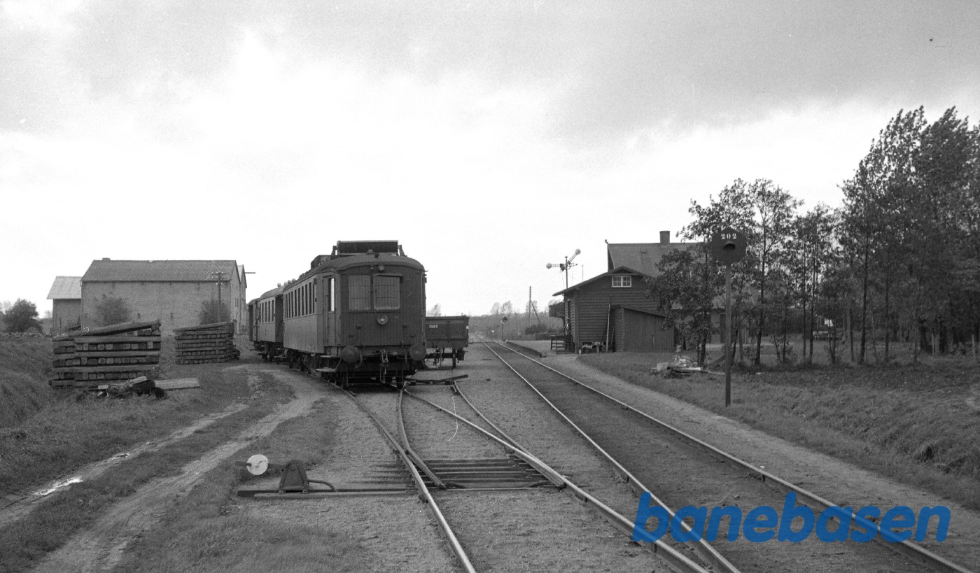 MD-motorvogn med persontog til Kerteminde afventer krydsning MD-motorvogn med persontog til Kerteminde afventer krydsning