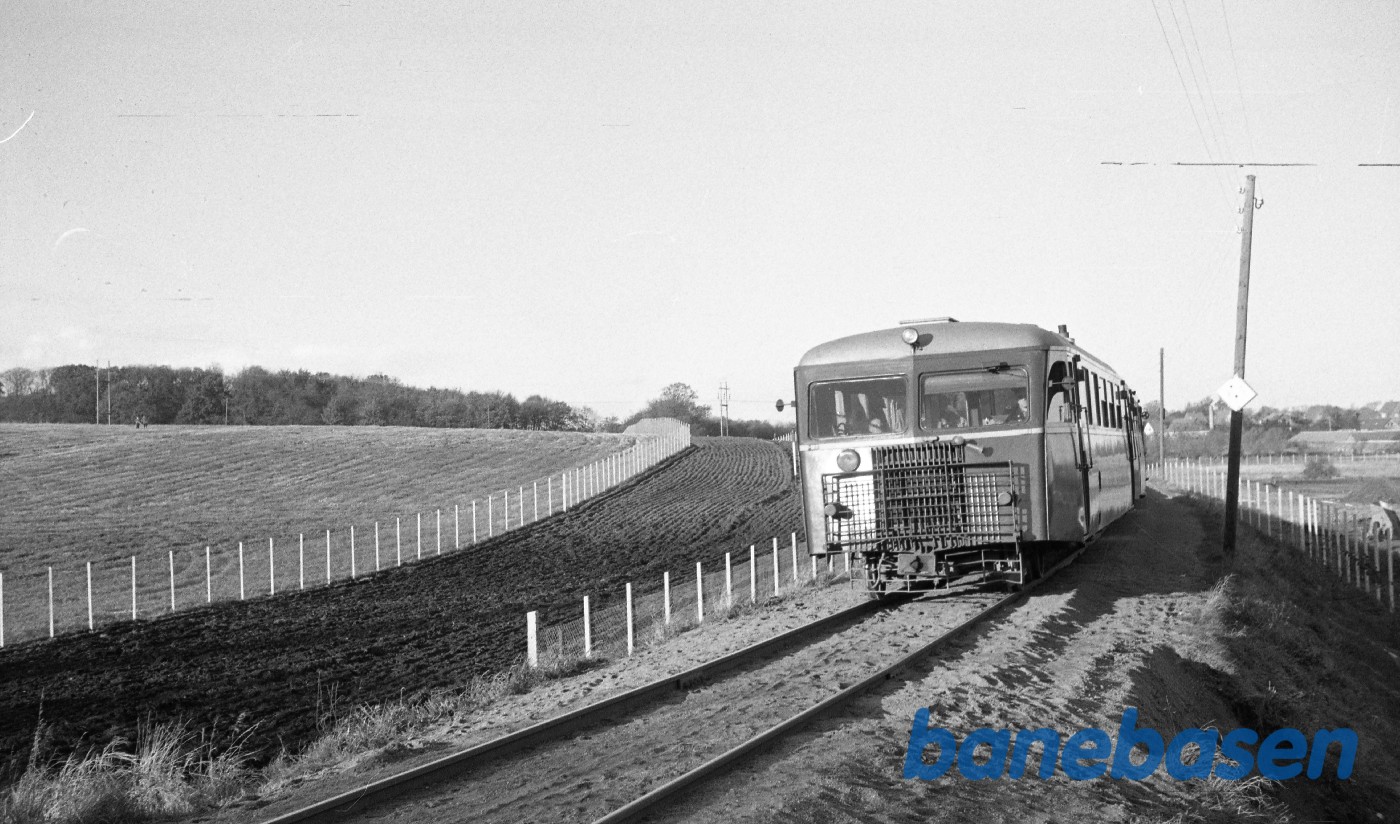 Skinnebus-tog mod Odense, kort før Næsby Skinnebus-tog mod Odense, kort før Næsby