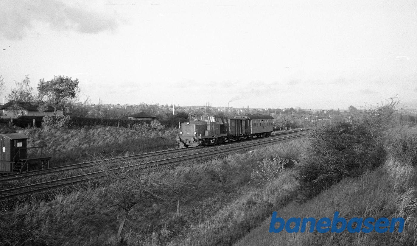 MT 160 med persontog til Assens, kort efter Odense MT 160 med persontog til Assens, kort efter Odense