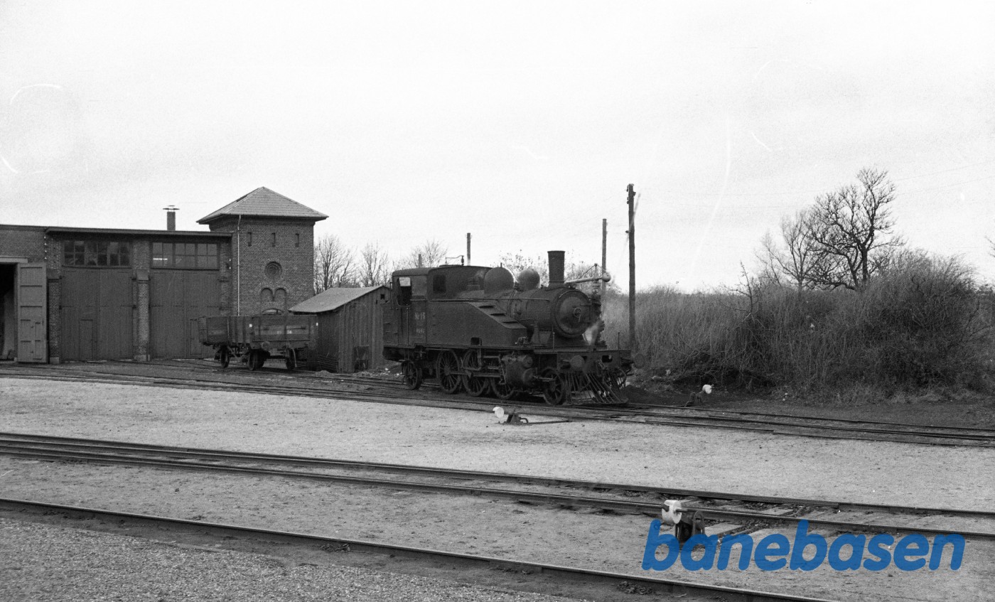 Martofte remise med damplokomotiv nr. 15 og kulvogn Martofte remise med damplokomotiv nr. 15 og kulvogn