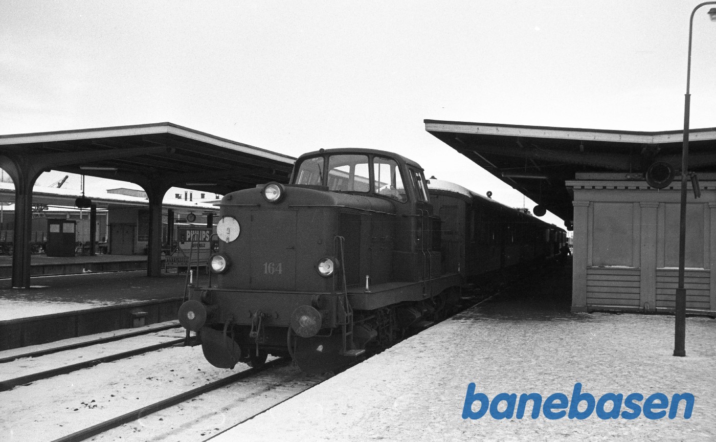 MT 164 med persontog til Svendborg MT 164 med persontog til Svendborg