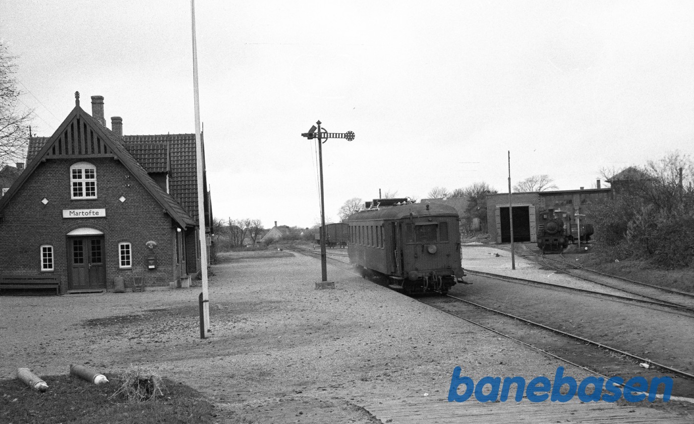 Martofte station med MH-motorvogn til Odense og damplokomotiv nr. 15 ved remisen Martofte station med MH-motorvogn til Odense og damplokomotiv nr. 15 ved remisen