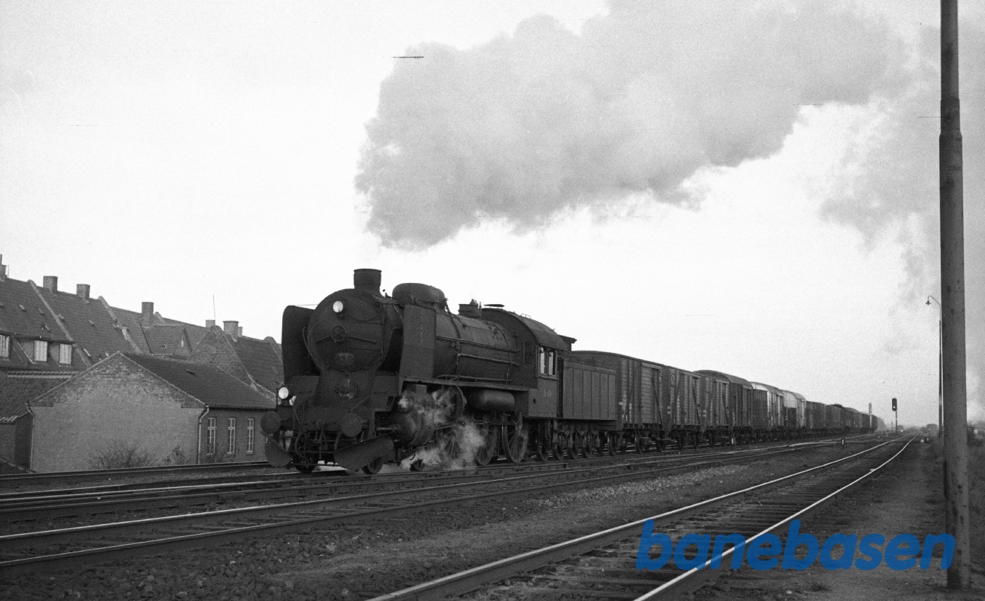 R 936 med godstog under indkørsel R 936 med godstog under indkørsel