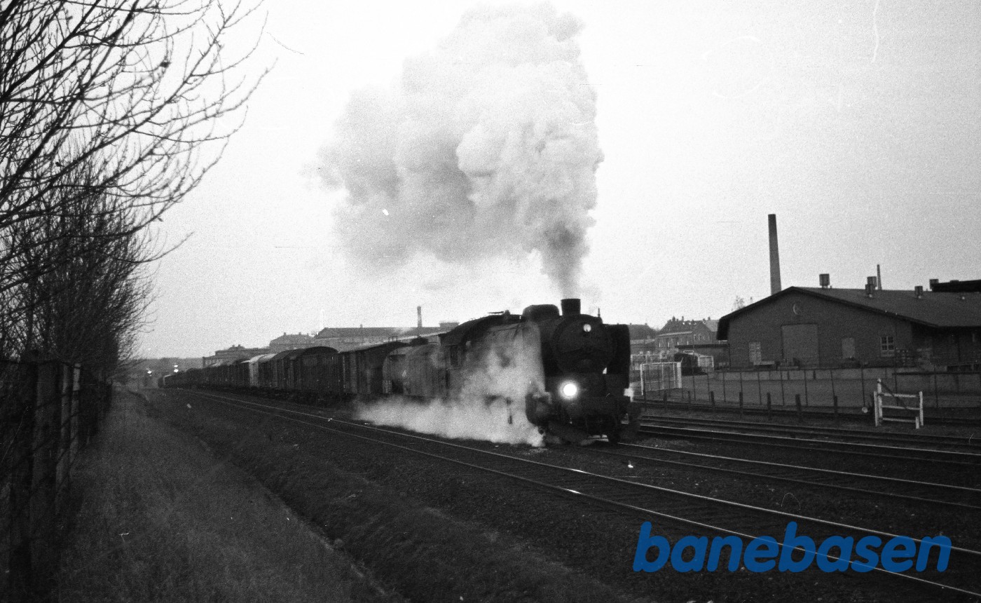 R-maskine med godstog under udkørsel mod Fredericia R-maskine med godstog under udkørsel mod Fredericia