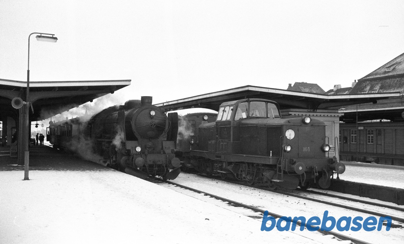 R 936 med persontog fra Nyborg og MT 164 med persontog til Svendborg R 936 med persontog fra Nyborg og MT 164 med persontog til Svendborg