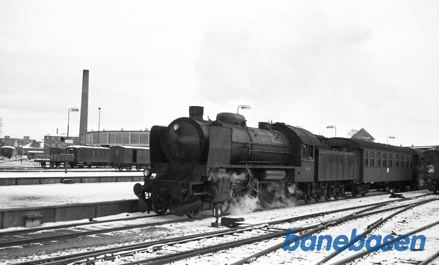 R 936 rangerer med persontog fra Nyborg R 936 rangerer med persontog fra Nyborg