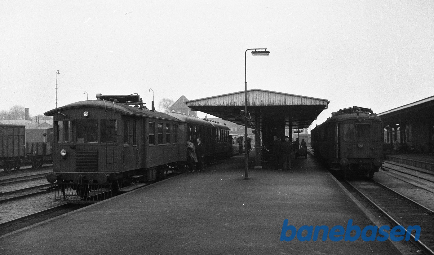 MG 7 med iltog til Bogense, OMB-tog th. MG 7 med iltog til Bogense, OMB-tog th.