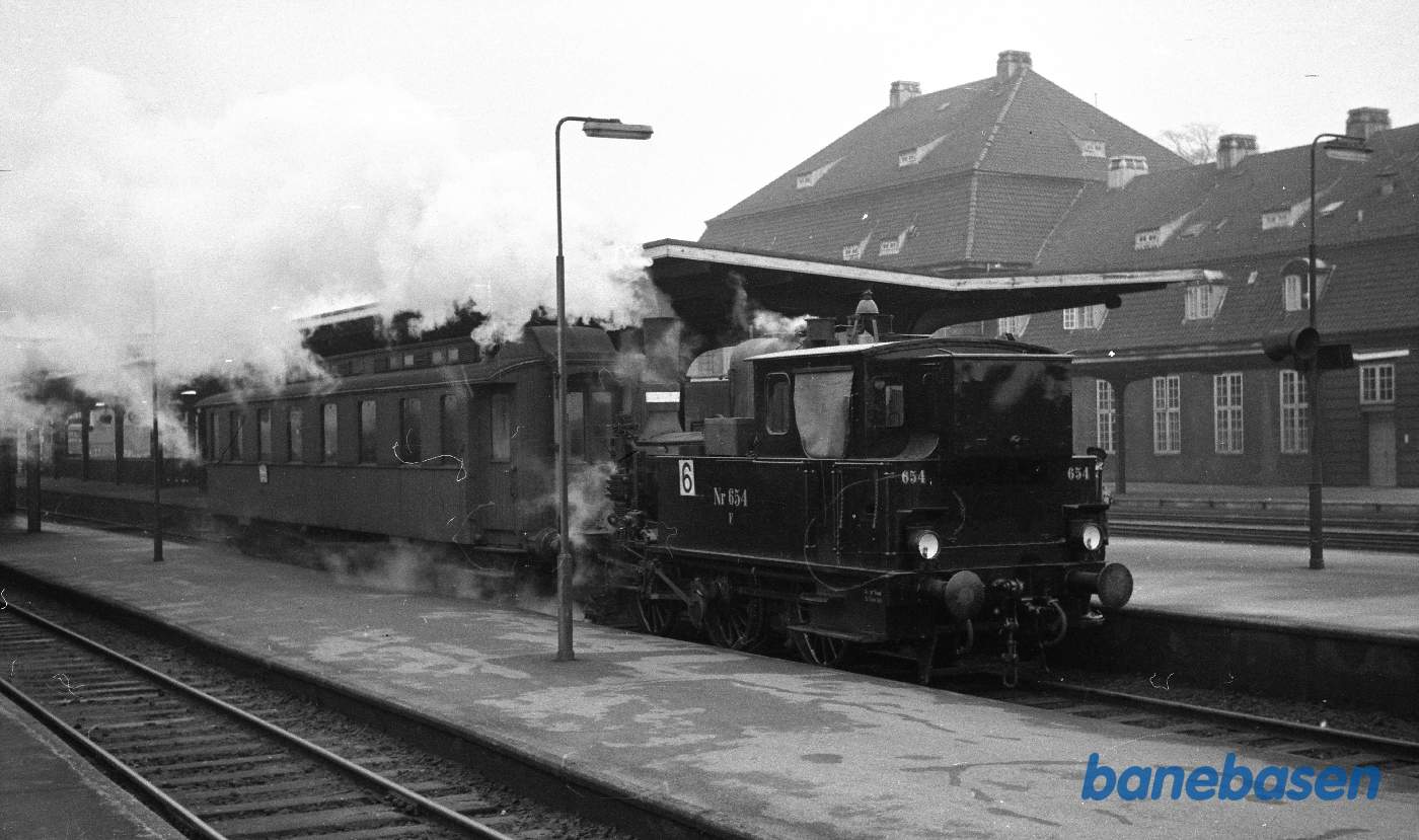 F 654 rangerer med CP-vogn F 654 rangerer med CP-vogn