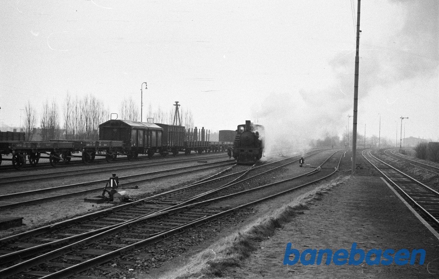 Damplokomotiv nr. 1 rangerer til togstamme Damplokomotiv nr. 1 rangerer til togstamme