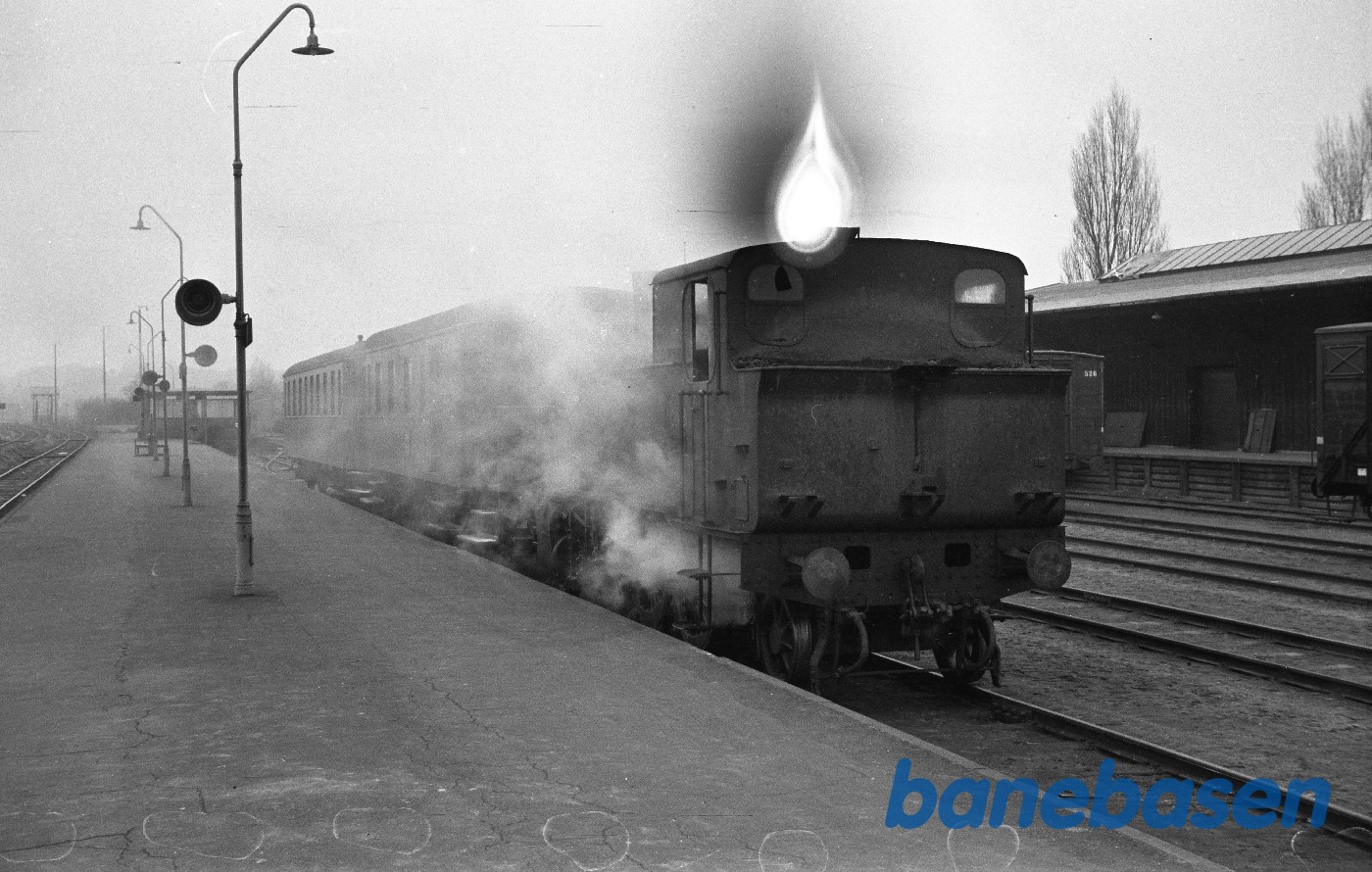 Damplokomtiv nr. 1 rangerer med personvogne Damplokomtiv nr. 1 rangerer med personvogne