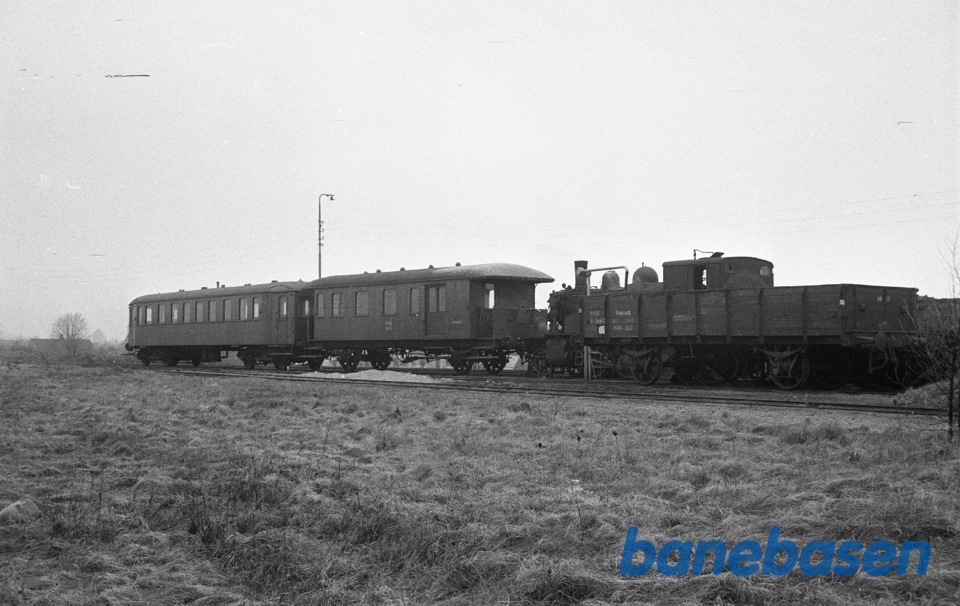 PC 1068 og damplok nr. 1 + BE 6 + OKMJ C 8 ved remisen PC 1068 og damplok nr. 1 + BE 6 + OKMJ C 8 ved remisen