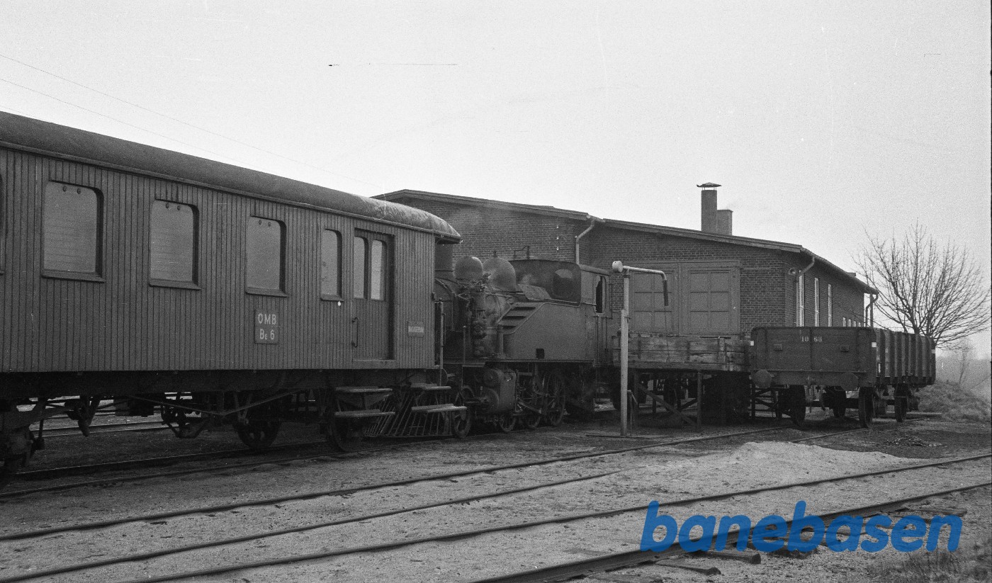 PC 1068 og damplok nr. 1 + BE 6 ved remisen PC 1068 og damplok nr. 1 + BE 6 ved remisen
