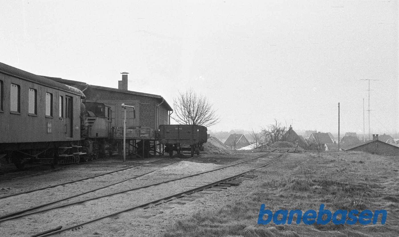 PC 1068 og damplok nr. 1 + BE 6 ved remisen PC 1068 og damplok nr. 1 + BE 6 ved remisen