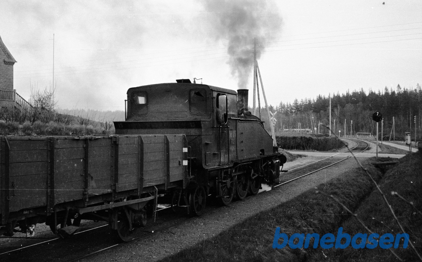OKMJ nr. 15 rangerer med godstog OKMJ nr. 15 rangerer med godstog