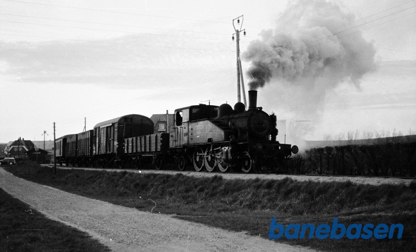 OKMJ nr. 15 med godstog til Odense under udkørsel OKMJ nr. 15 med godstog til Odense under udkørsel