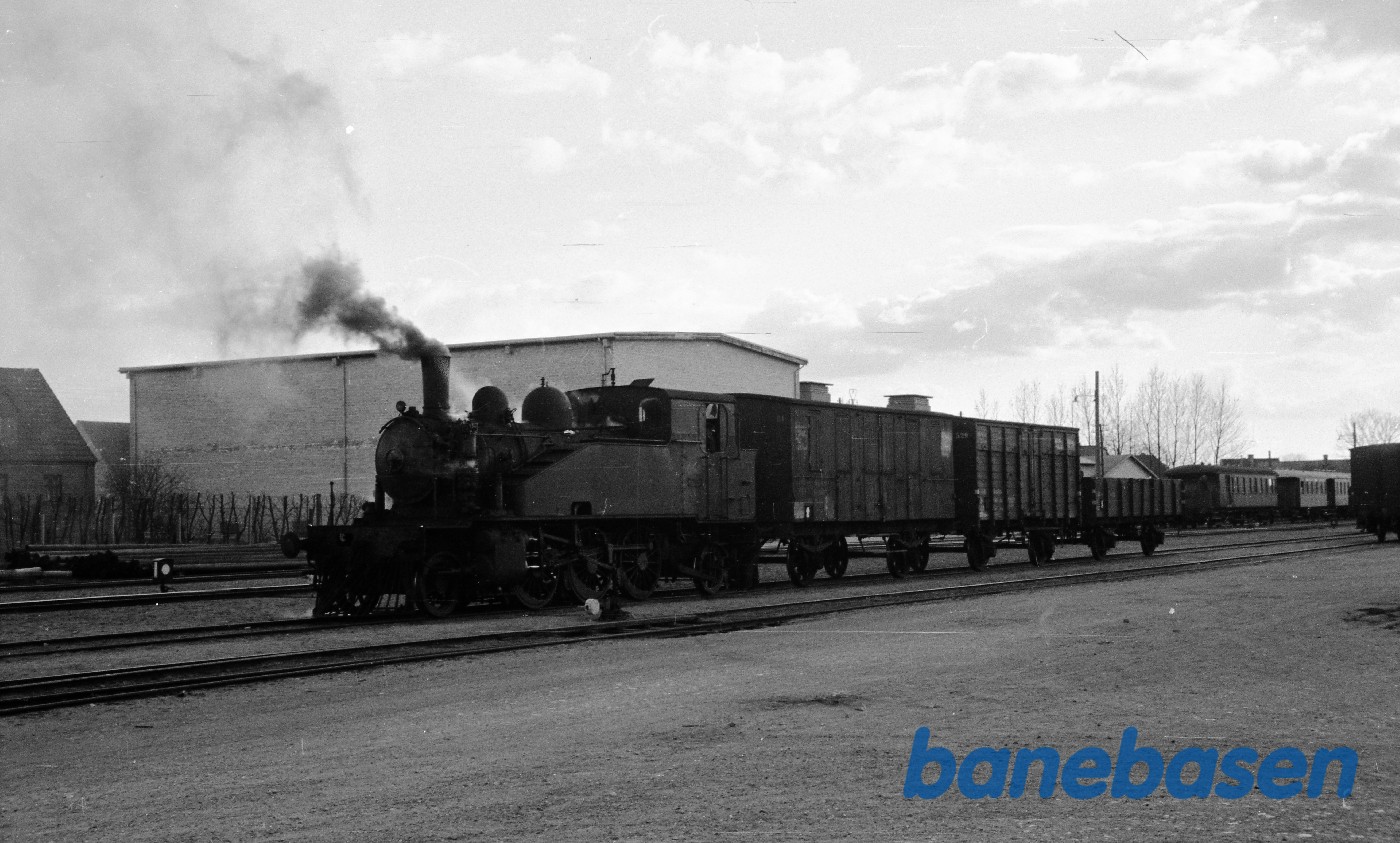Damplokomotiv nr. 1 rangerer med godstog Damplokomotiv nr. 1 rangerer med godstog