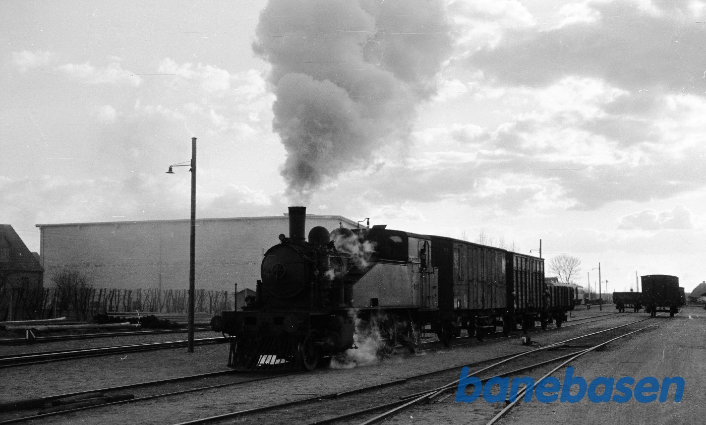 Damplokomotiv nr. 1 rangerer med godstog Damplokomotiv nr. 1 rangerer med godstog