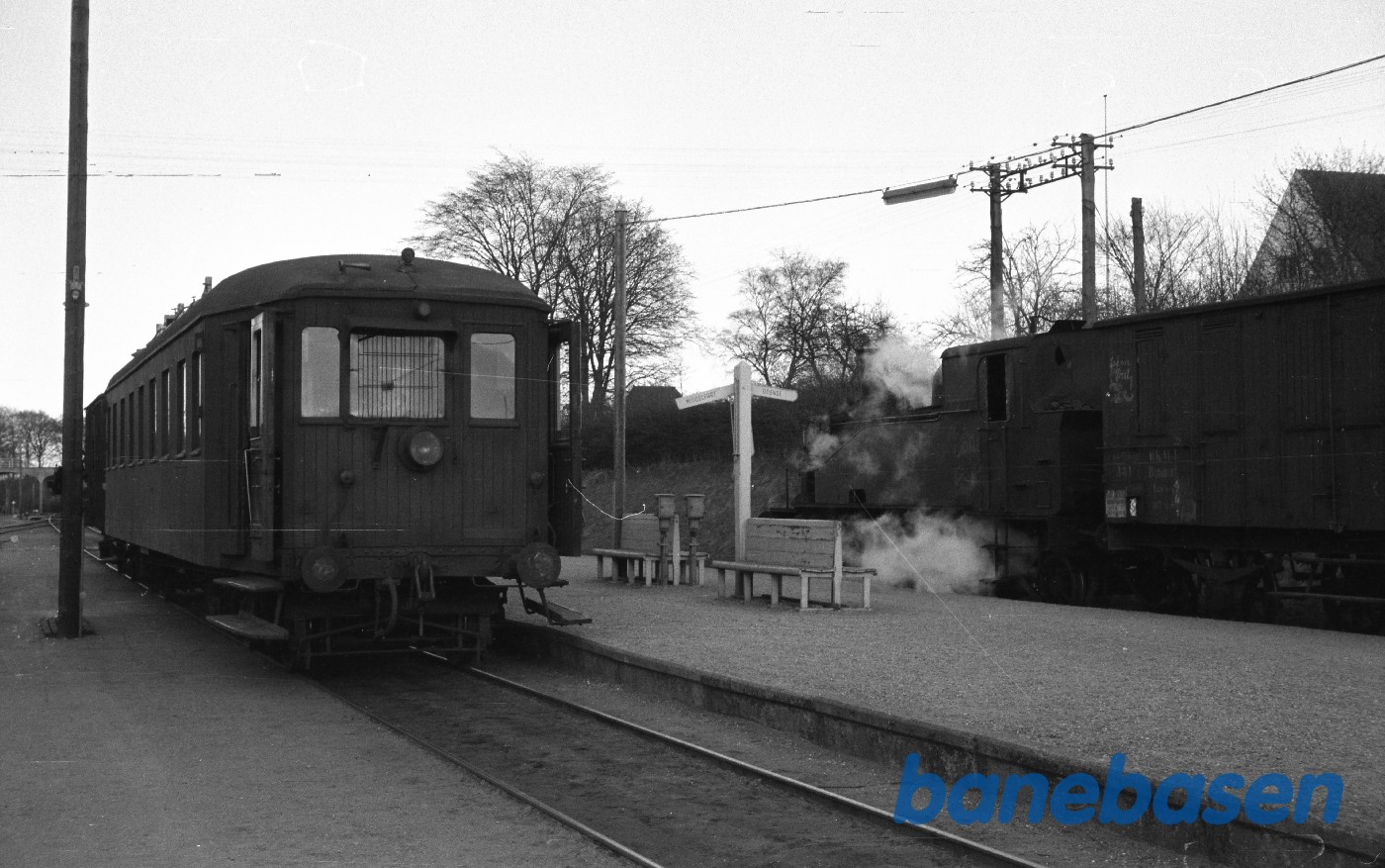 MH-motorvogn akommer fra Bogense, i baggr. OMB 1 med godstog til Odense MH-motorvogn akommer fra Bogense, i baggr. OMB 1 med godstog til Odense