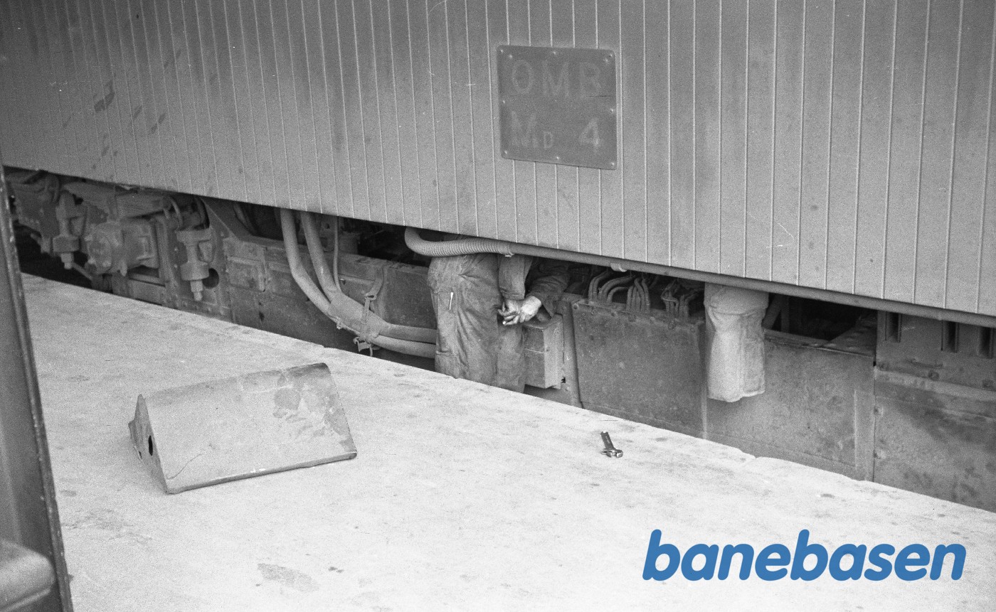 Håndværker inspicerer motorbogie på MD 4 Håndværker inspicerer motorbogie på MD 4