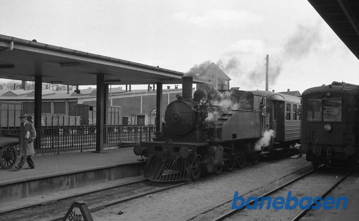 Damplokomotiv nr. 1 rangerer med C 19 Damplokomotiv nr. 1 rangerer med C 19