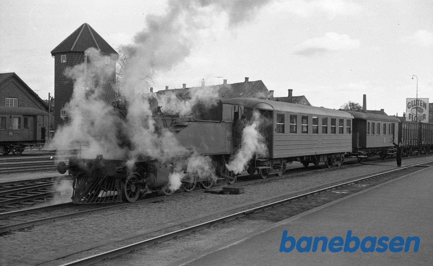 Damplokomotiv nr. 1 rangerer med C 19 og BE-vogn Damplokomotiv nr. 1 rangerer med C 19 og BE-vogn