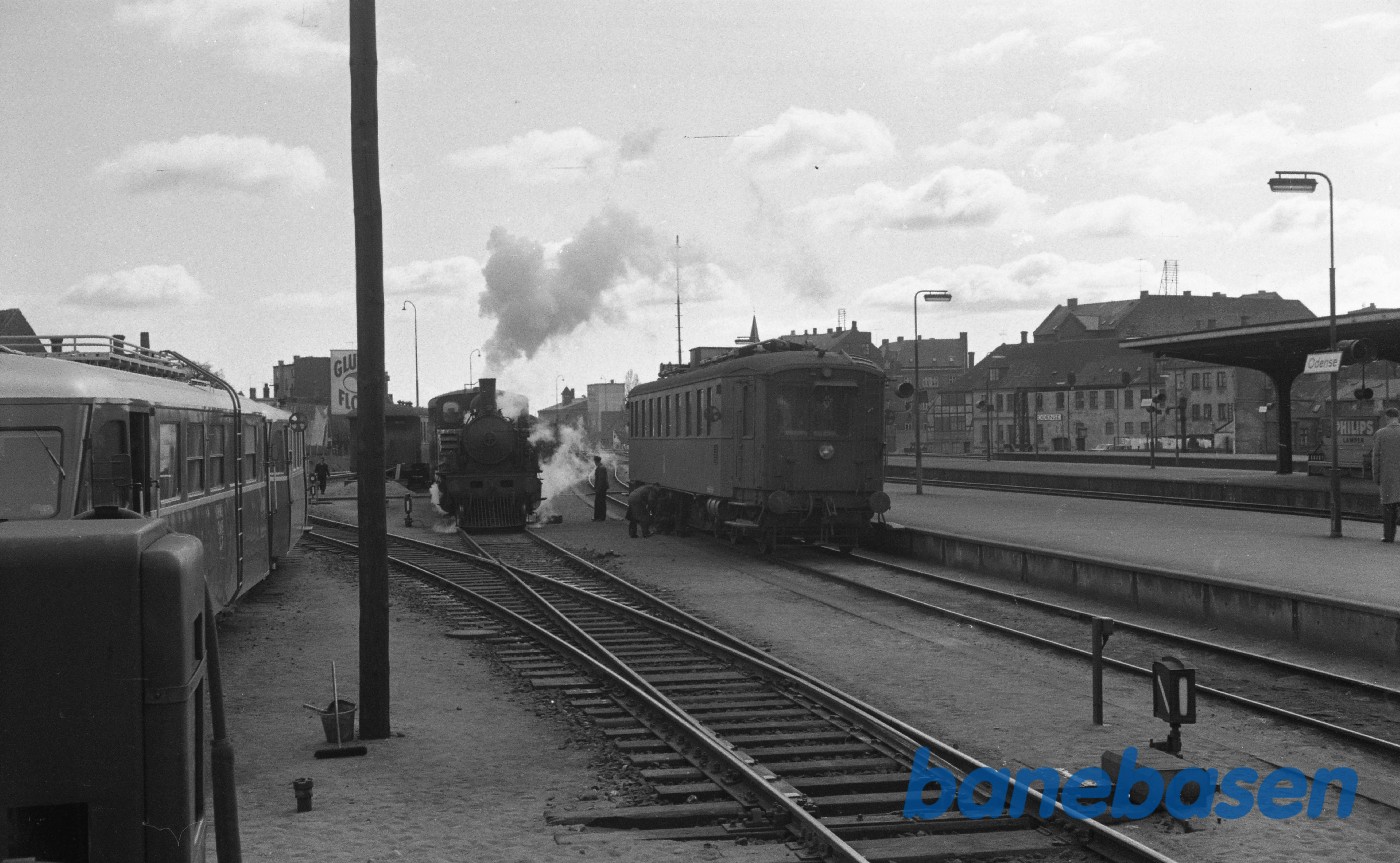 Damplokomotiv nr. 1 rangerer til perron med persontog, th. MD 4 nedbrudt Damplokomotiv nr. 1 rangerer til perron med persontog, th. MD 4 nedbrudt