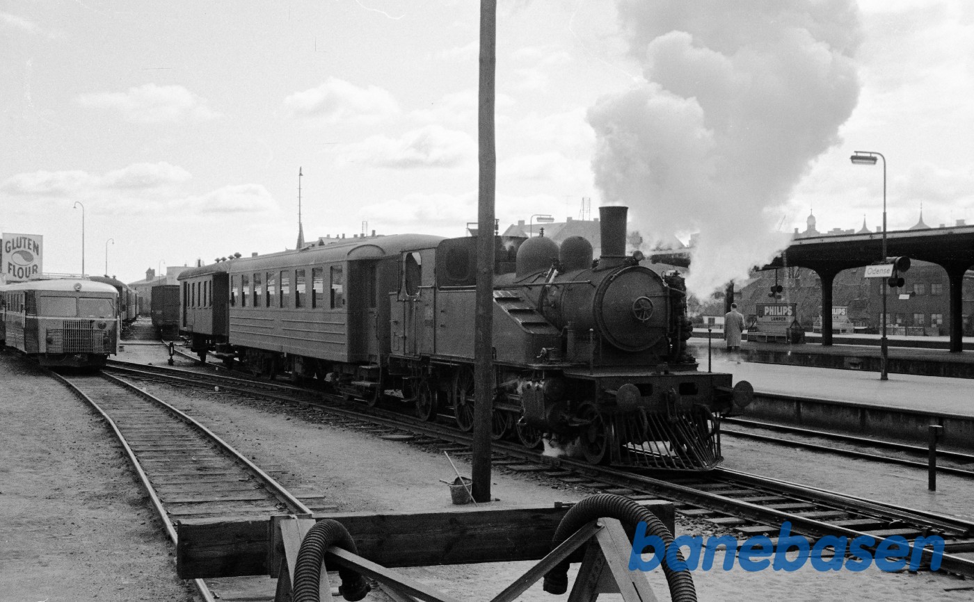 Damplokomotiv nr. 1 rangerer til perron med persontog Damplokomotiv nr. 1 rangerer til perron med persontog
