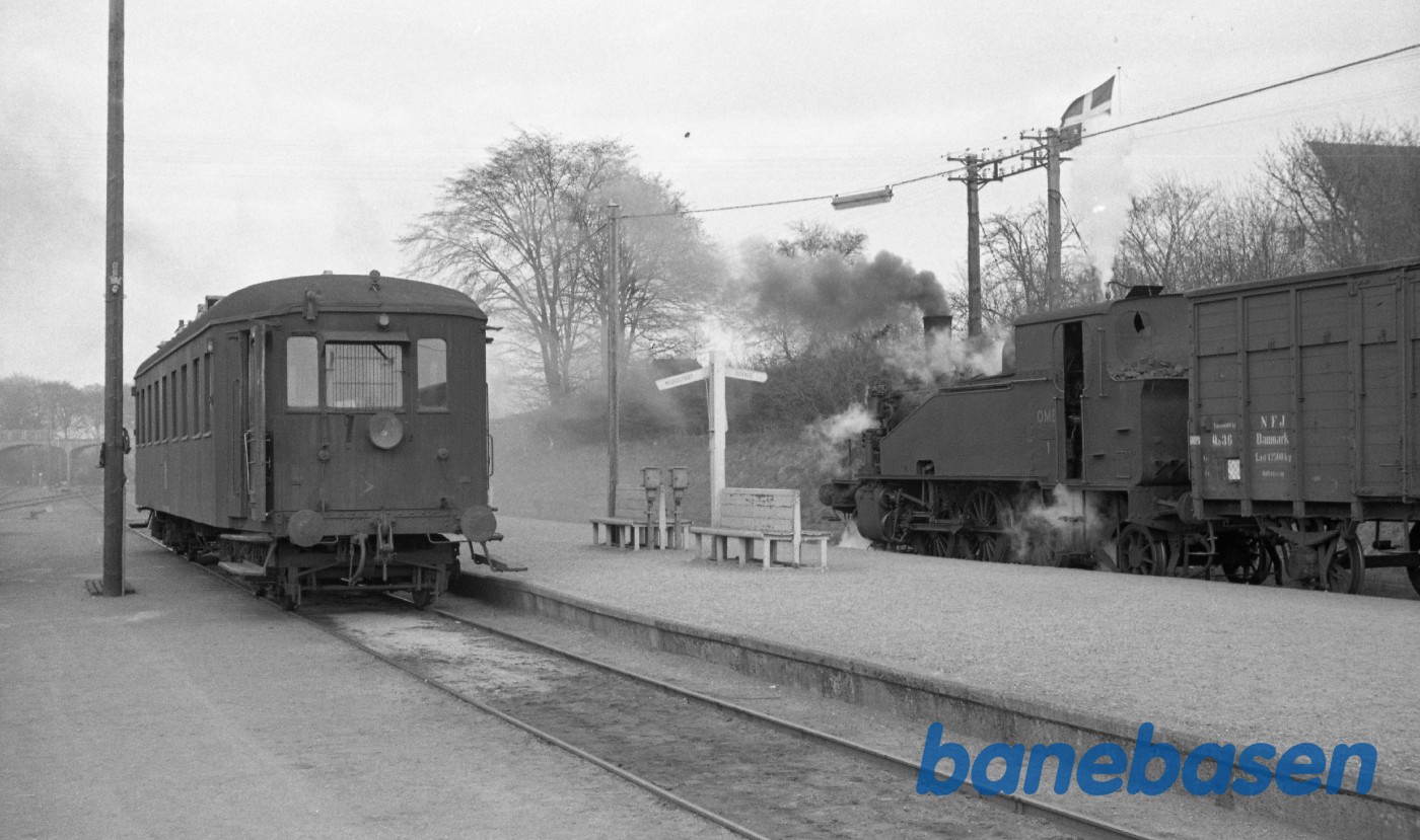MH-motorvogn til Odense og damplokomotiv nr. 1 med godstog til Odense MH-motorvogn til Odense og damplokomotiv nr. 1 med godstog til Odense