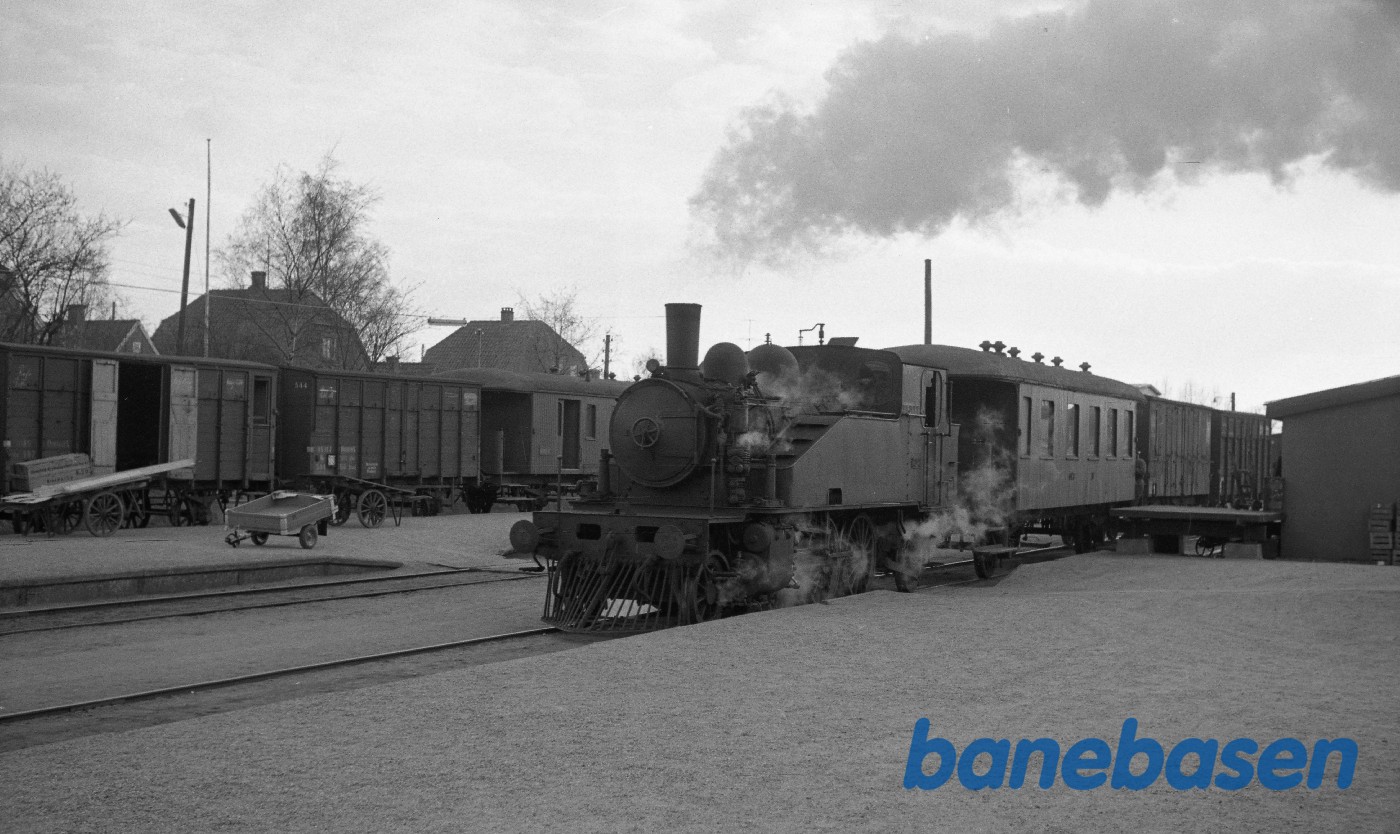 Damplokomotiv nr. 1 rangerer med godstog Damplokomotiv nr. 1 rangerer med godstog