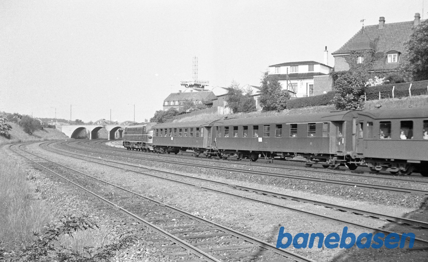 MY med persontog under indkørsel fra Fredericia MY med persontog under indkørsel fra Fredericia