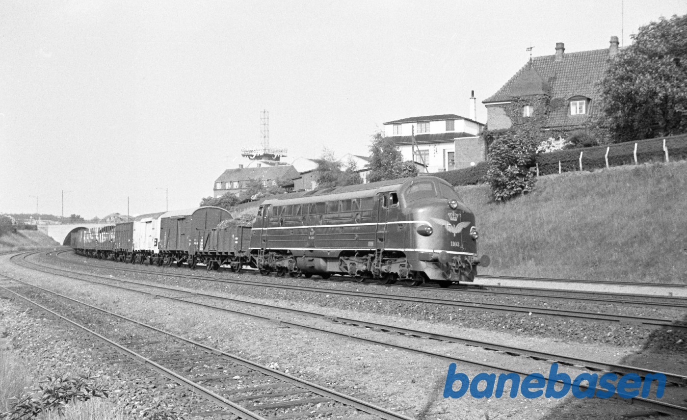 MY 1103 med godstog under udkørsel mod Fredericia MY 1103 med godstog under udkørsel mod Fredericia