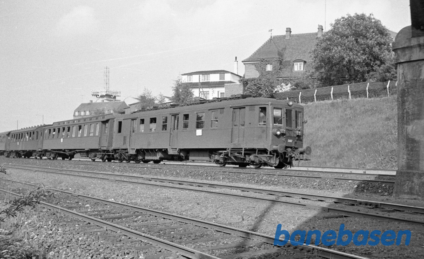 MO 582 med persontog under udkørsel mod Fredericia MO 582 med persontog under udkørsel mod Fredericia