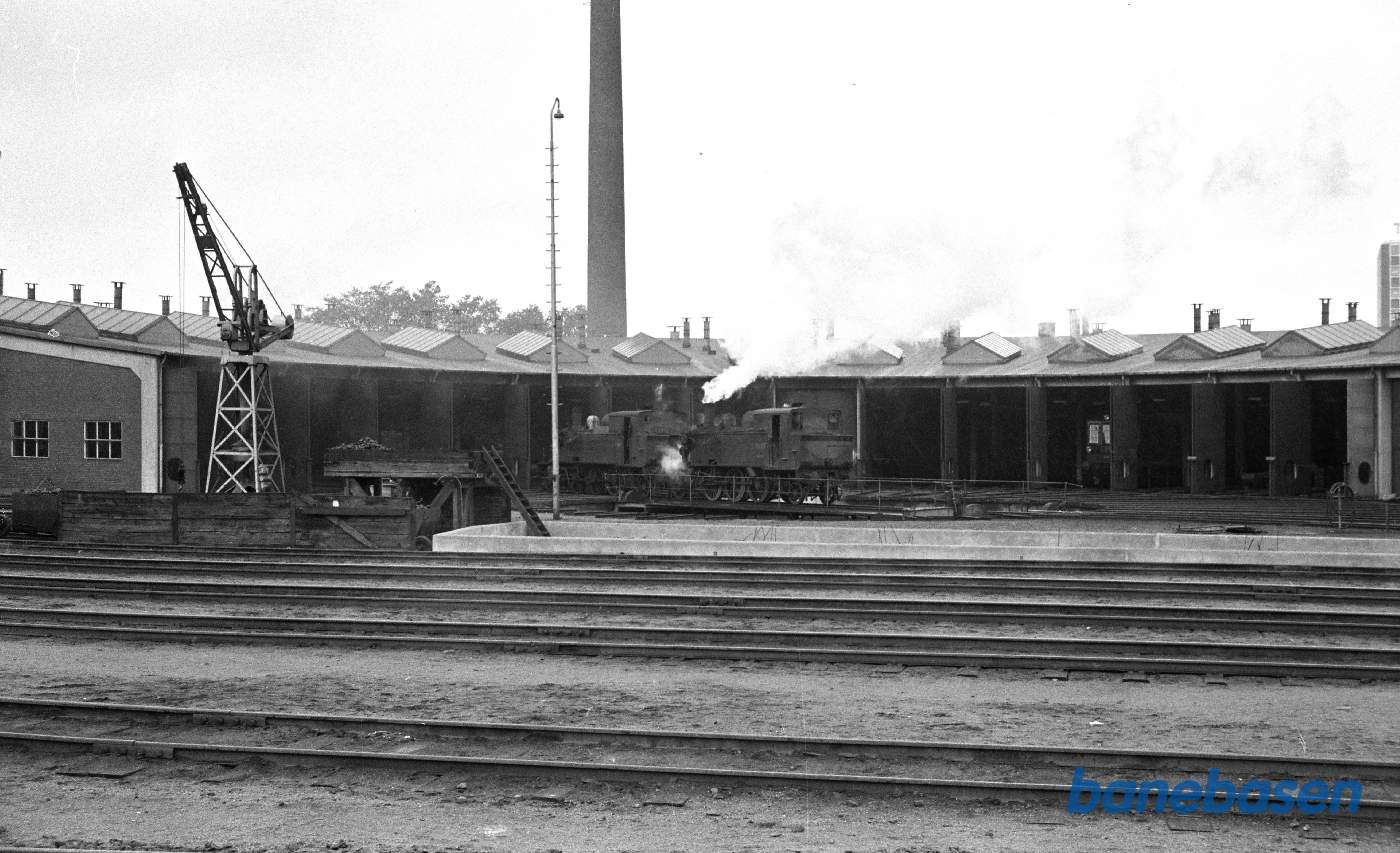 Damplokomotiv nr. 15 skubber "kold" OMB 1 i remise Damplokomotiv nr. 15 skubber "kold" OMB 1 i remise