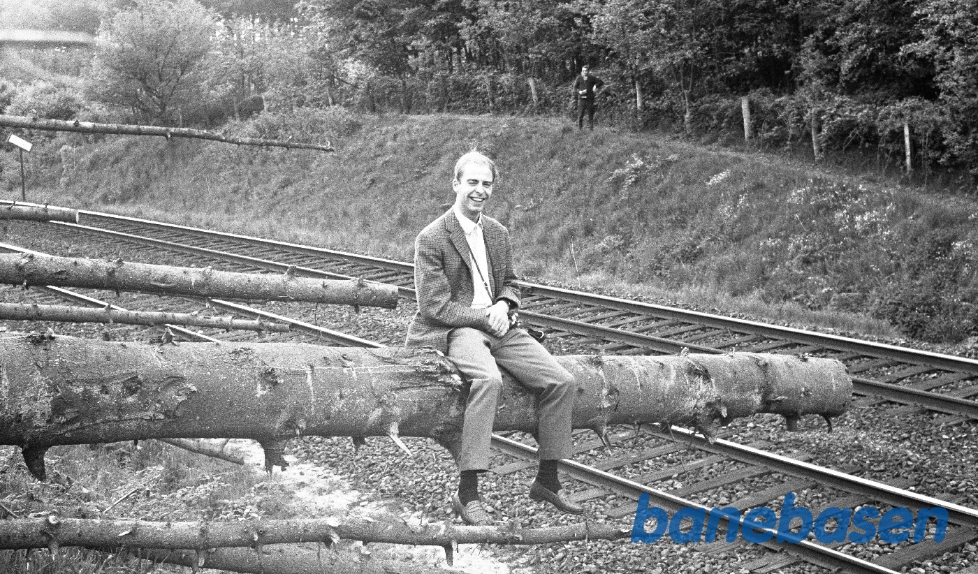 Væltet træ efter storm, Lars Andersen sidder på stammen Væltet træ efter storm, Lars Andersen sidder på stammen