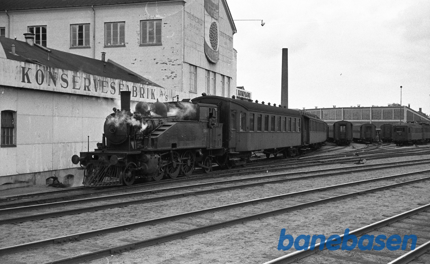 Damplokomotiv nr. 1 rangerer med DSB-vogne fra særtog på OKMJ Damplokomotiv nr. 1 rangerer med DSB-vogne fra særtog på OKMJ