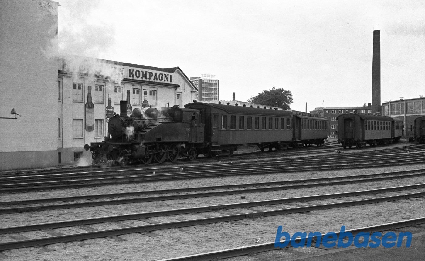 Damplokomotiv nr. 1 rangerer med DSB-vogne fra særtog på OKMJ Damplokomotiv nr. 1 rangerer med DSB-vogne fra særtog på OKMJ