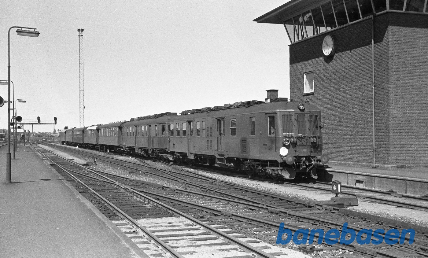 MO 1886 + MO 554 med persontog fra Fredericia MO 1886 + MO 554 med persontog fra Fredericia