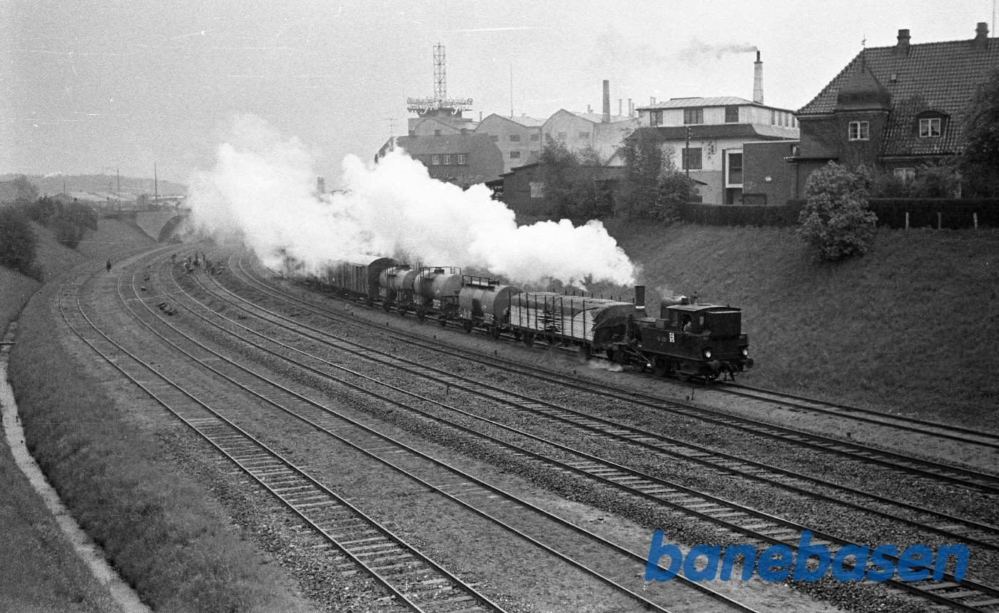 F 657 med rangertræk i banegraven F 657 med rangertræk i banegraven