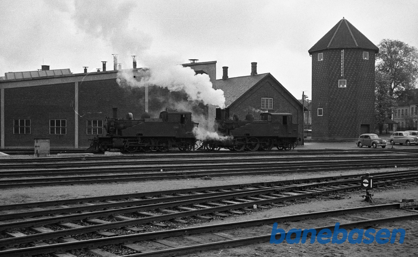 Damplokomotiv nr. 15 trækker "kold" OMB nr. 1 ved remisen Damplokomotiv nr. 15 trækker "kold" OMB nr. 1 ved remisen