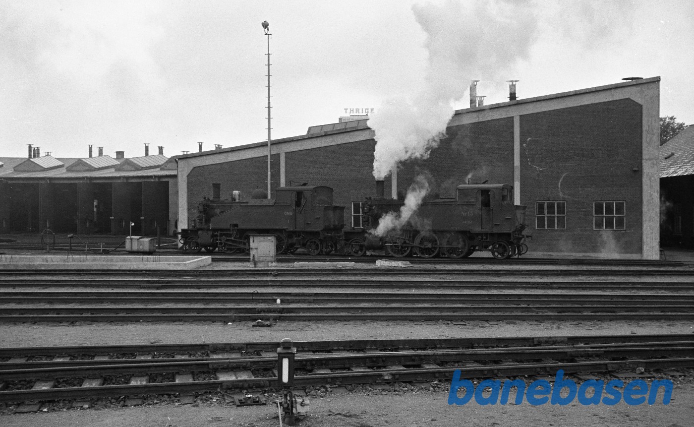 Damplokomotiv nr. 15 skubber "kold" OMB 1 i remise Damplokomotiv nr. 15 skubber "kold" OMB 1 i remise