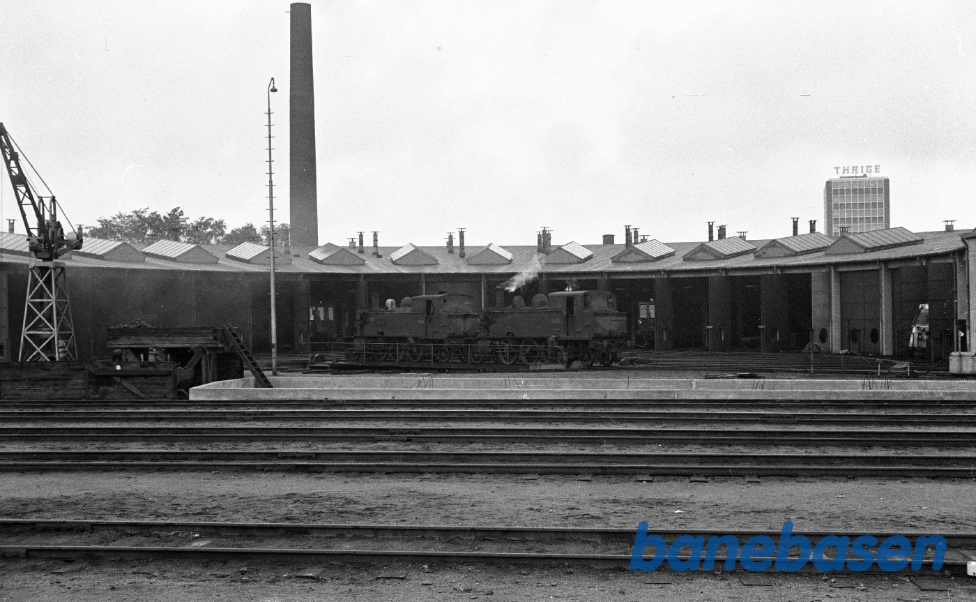 Damplokomotiv nr. 15 skubber "kold" OMB 1 i remise Damplokomotiv nr. 15 skubber "kold" OMB 1 i remise