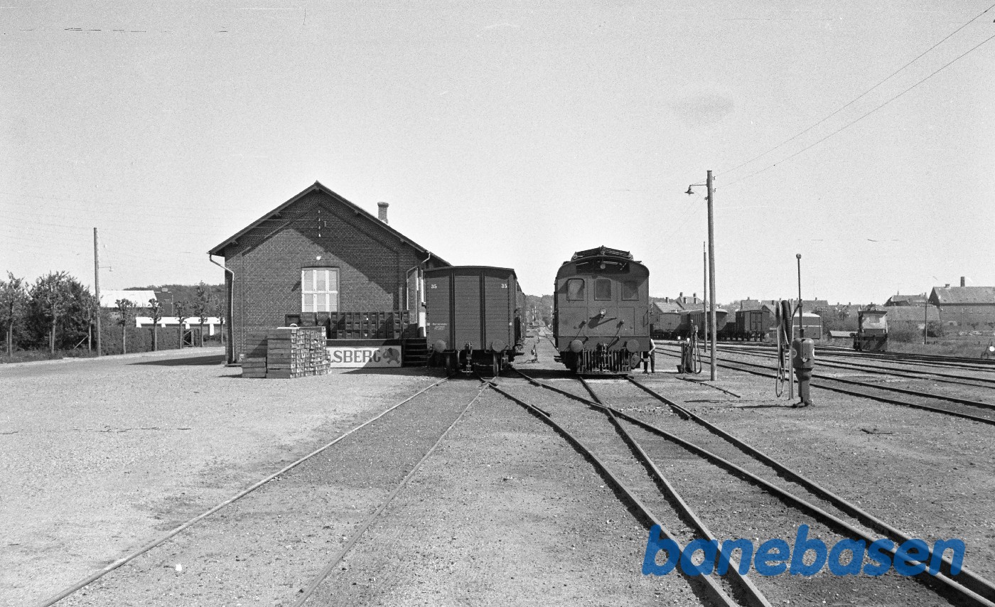 Bogense station, vue mod pakhus og MT 4 ved oliestander Bogense station, vue mod pakhus og MT 4 ved oliestander